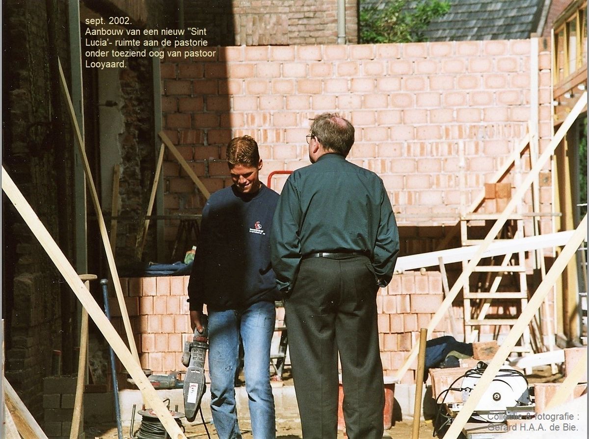 September 2002: realisatie van het St. Lucia gebouw achter aan de pastorie (foto: Gerard H.A.A. de Bie)