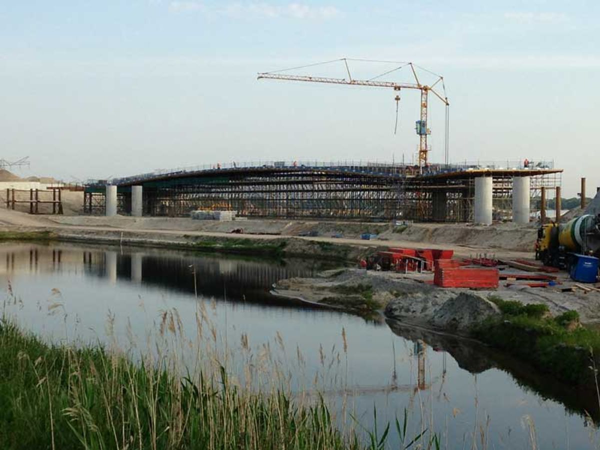 Bouw van de brug over het Máximakanaal in de N279. De brug bleek later te lekken (foto: BHIC / Paul Huismans, 2013)