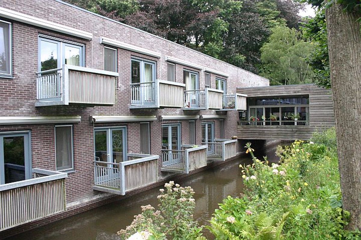 Het klooster Eleousa is ondergebracht in een zorgvuldig vormgegeven, tweelaags bakstenen gebouw onder plat dak. Foto: Collectie Jan Smits, 2010