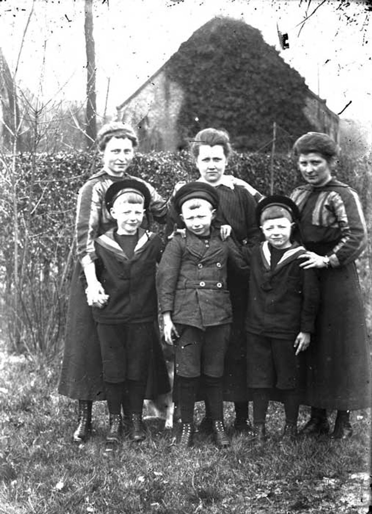 Jean, Adriaan en Arnoud Heijkants.Op de achtergrond tante Marietje en tante Janske