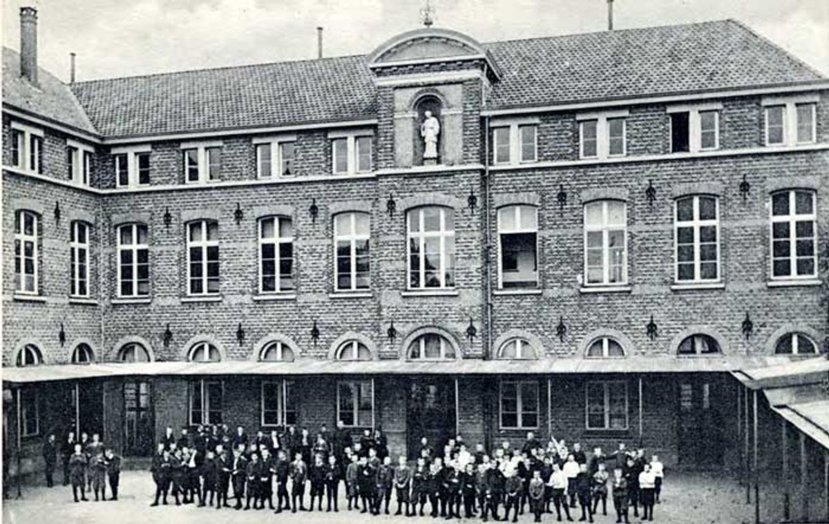 Leerlingen van Pensionaat Eikenburg poseren voor de school en slaapzaal. (Foto: collectie Regionaal Historisch Centrum Eindhoven 141)