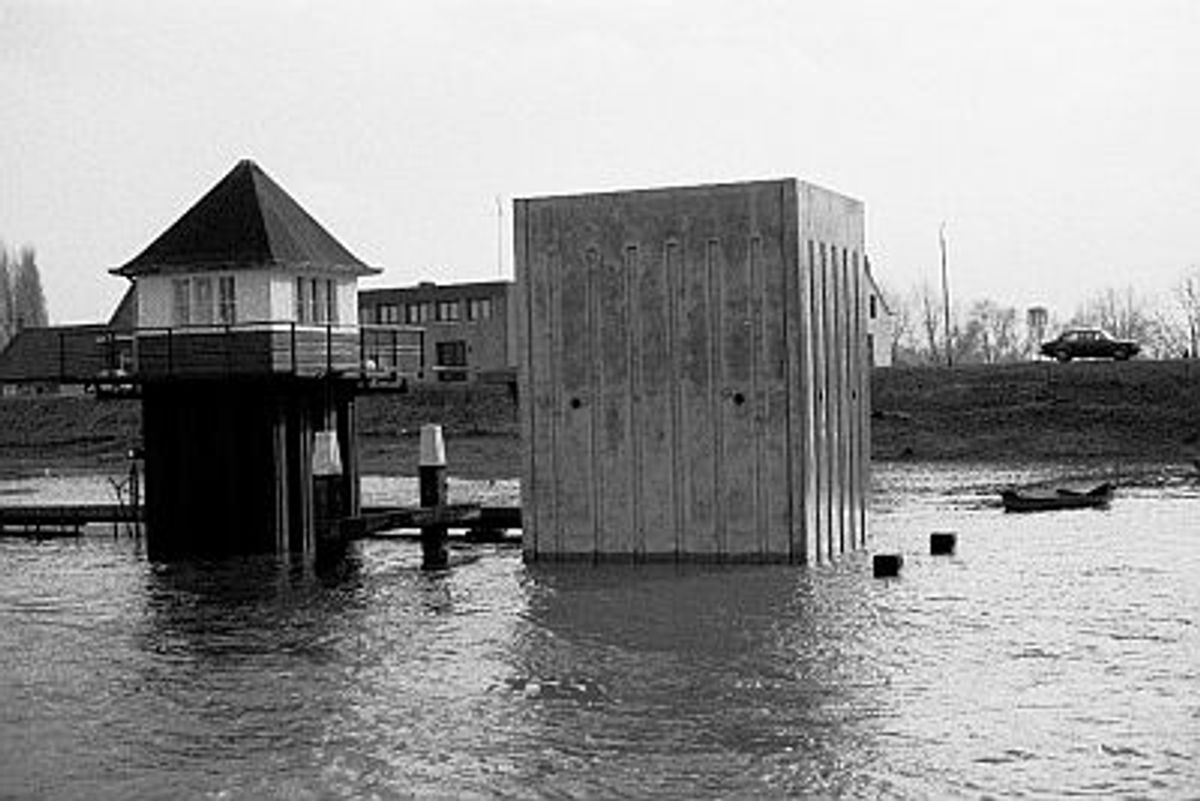 Het oude en het nieuwe peilhuisje samen. Foto gemaakt op 3 maart 1980 door Rien Biemans