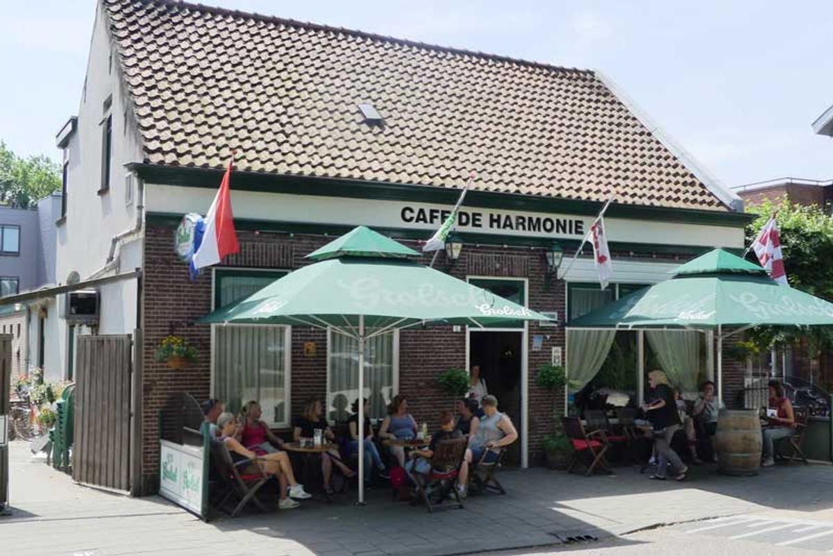 Café De Harmonie in 2017 (Foto: G. Lanting. Bron: Wikimedia. CC BY-SA 4.0)