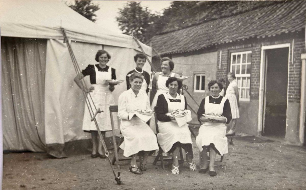 Dames die kwamen helpen bij het feest voor neomist Alfons van der Heijden (inzending Maria Coolen-Kanters)