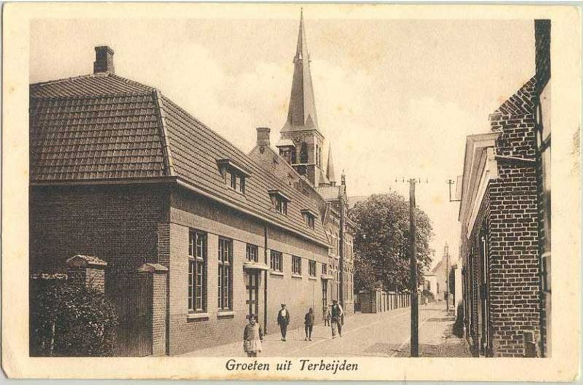 De Markstraat met het klooster en de school op een prentbriefkaart