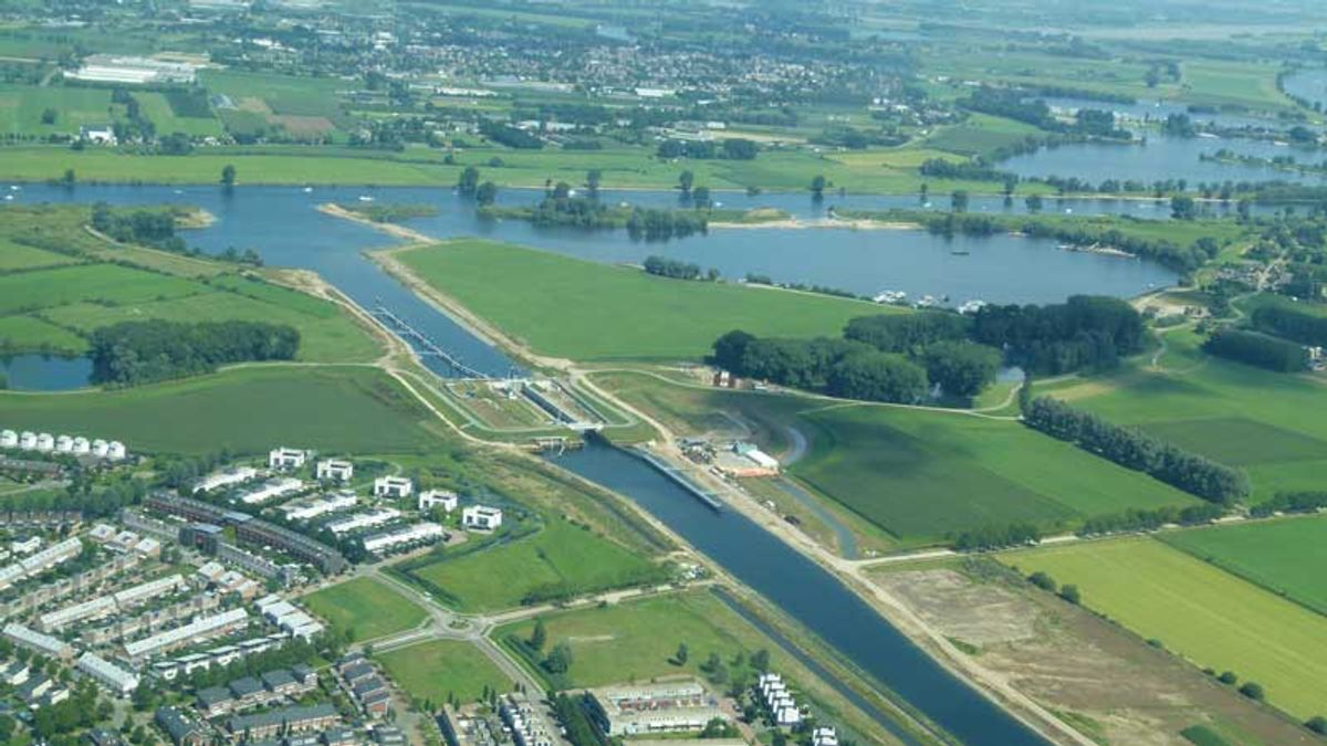 Sluis Empel en de monding van het Máximakanaal in de Maas (foto: BHIC / Henk Buijks, 2014)