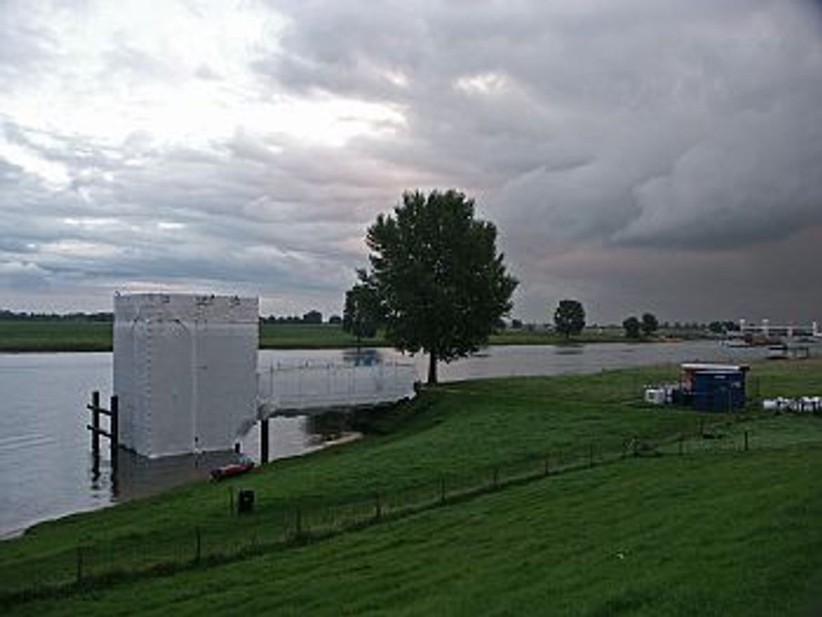 Het meetstation in "Christo-verpakking" anno 2010 (Foto: Henk Buijks)