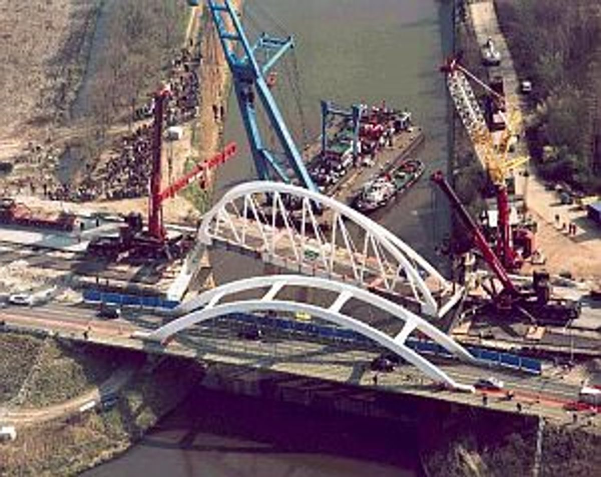 Plaatsing van de nieuwe brug; op de voorgrond de oude boogbrug (Foto: Zwarts&Jansma)