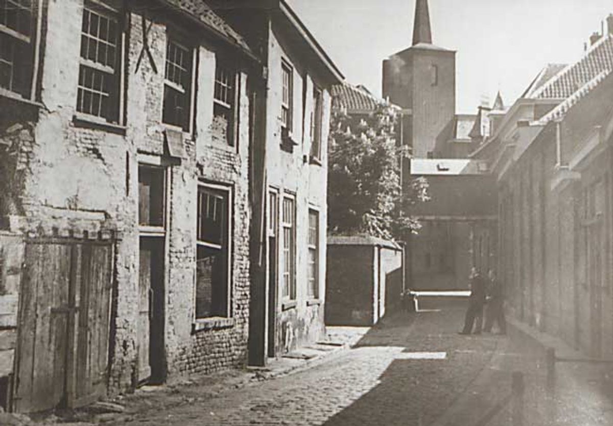 Twee verwaarloosde panden in een kromme steeg in Grave (foto: Fotostudio Jean Smeets, 1907-007800)
