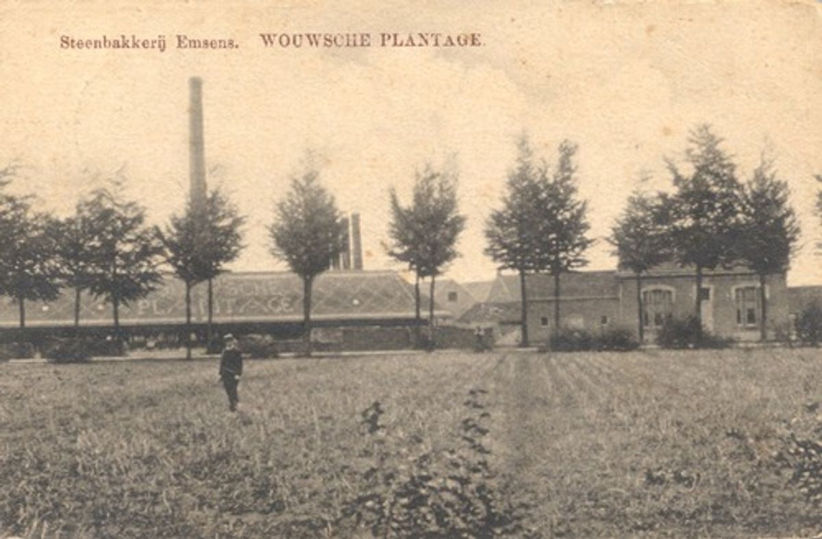 Wouw, Wouwse Plantage, steenbakkerij Wouwsche Plantage, gebouwd in 1869 door baron De Caters, in 1895 overgenomen door de familie Emsens, ca 1915 (WBA, K20310)