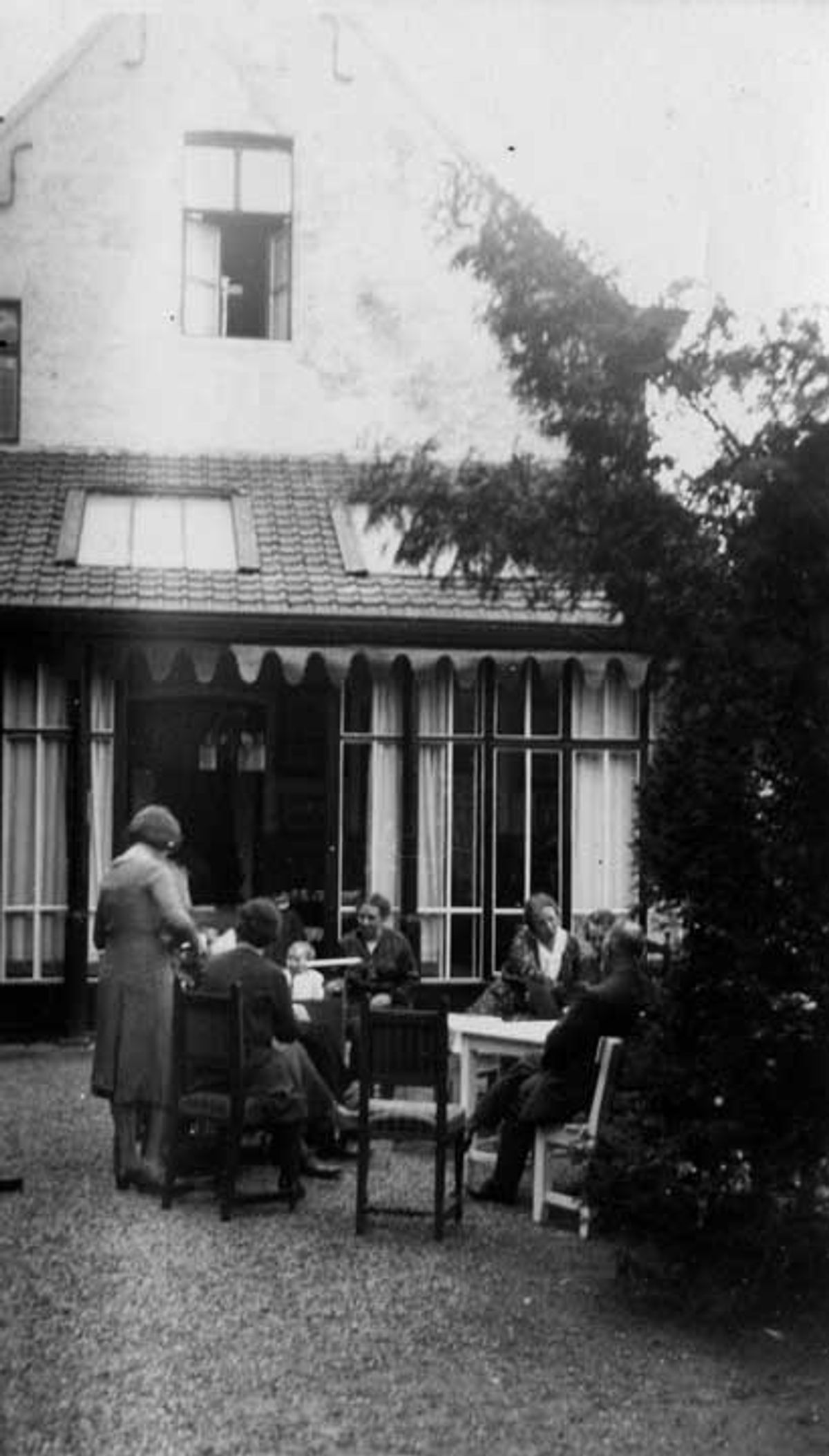 In de tuin bij tante Seeph Alberdinck Thijm (getrouwd met Cas de Quay) in Valkenburg (BHIC)
