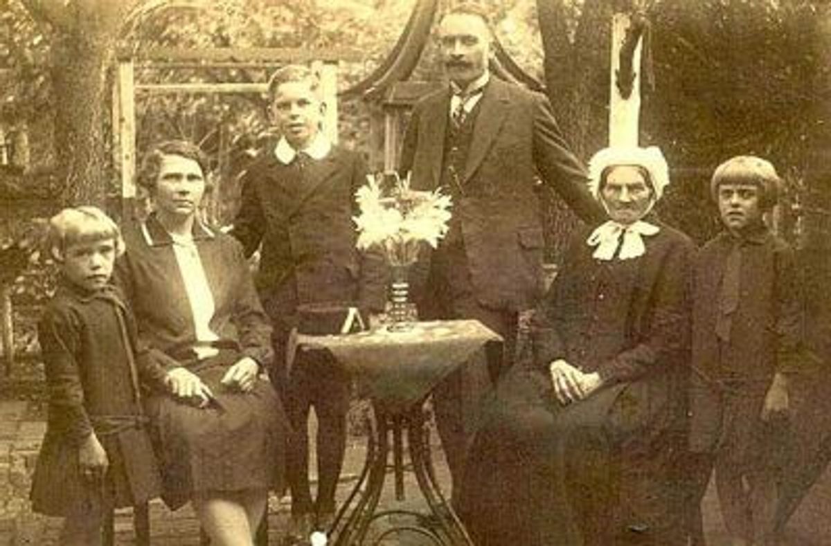 Het gezin De Groot waar Sjaan opgroeide. Van links naar rechts: Sjaan, haar moeder Johanna de Groot-Lathouwers, achter de tafel Herman de Groot, daarnaast Driek de Groot, vervolgens zittend Adriana Smits de oma van Sjaan, en daarnaast haar zus Johanna de Groot.