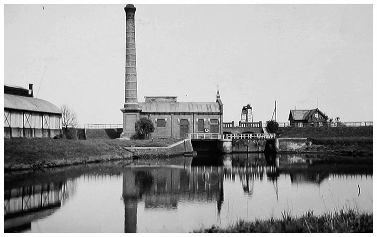 Stoomgemaal aan de Zomerdijk bij de Bergsche Maas, opgeblazen door de Duitsers in 1944 (fotograaf onbekend. Bron: Streekarchief Langstraat Heusden Altena nr. WAA13785)