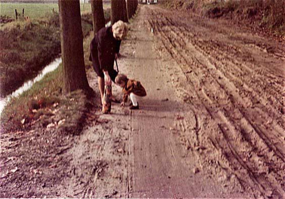 Eikeltjes rapen op het Oliemolenvaartje. Op de achtergrond is nog net de woning te zien die ook op de derde foto staat (coll. fam. Van Boxmeer)