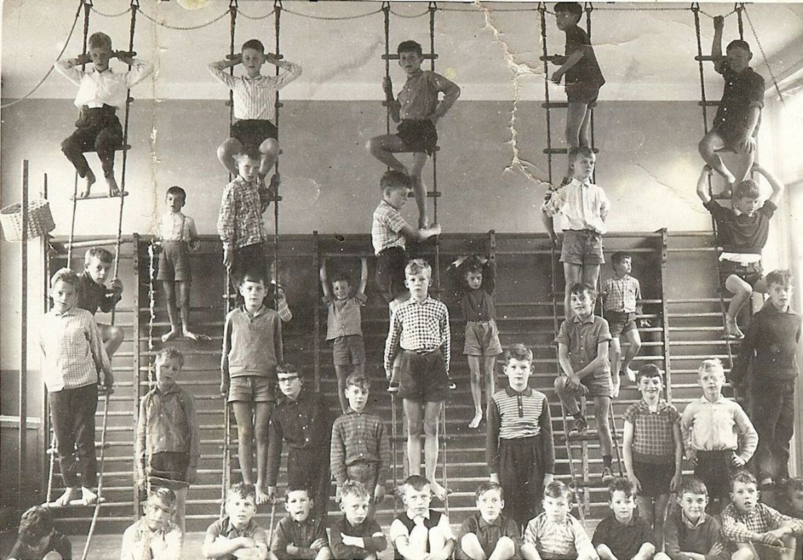 De 6e klas in de gymnastiekzaal. Op de foto de broer van Jo Brands.