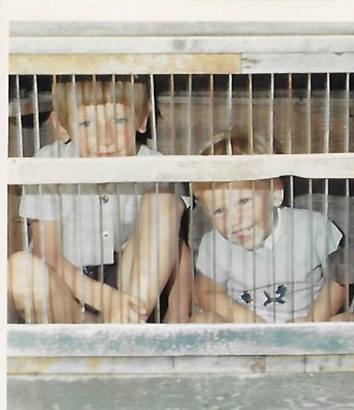 Deze twee stoere buurjongens hebben meegeholpen. De linkse jongen is een zoon van Sjef en Antje Kuipers, de rechtse is een zoon van Jan Herber, de fotograaf. Na afloop wilden ze voor konijntje spelen