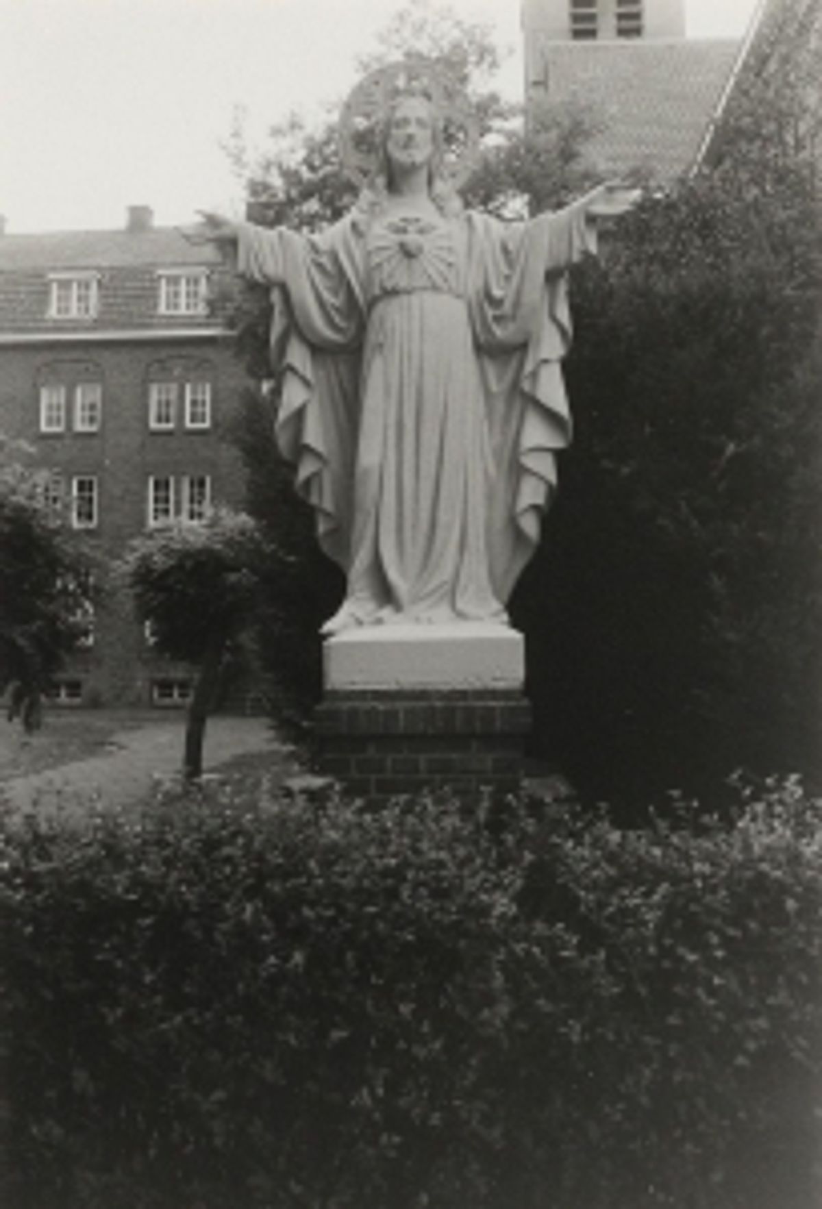 H. Hartbeeld in de tuin (BHIC, collectie Provincie Noord-Brabant)