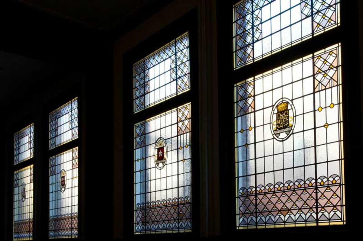 De beglazing met stadswapens in de tweede zittingszaal van de meervoudige strafkamer van de arrondissementsrechtbank Den Bosch, 2011 (foto: Janet Olde Wolbers. Bron: BHIC fotonr. DCVAR-000436)