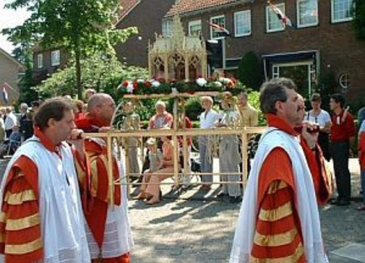 De Bloedschrijn wordt rondgedragen