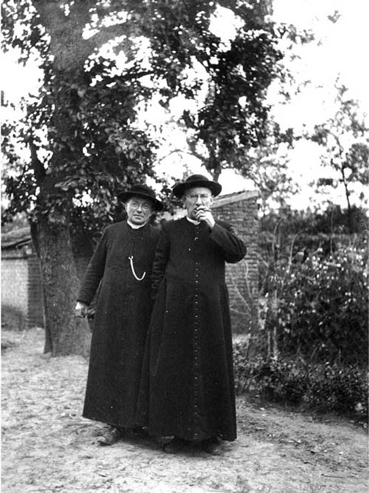 Pastoor Simonis en pastoor Van Zeeland uit Bakel, gefotografeerd in Bakel. (Bron: coll. Heemkundekring Bakel en Milheeze, nr. B-000241)