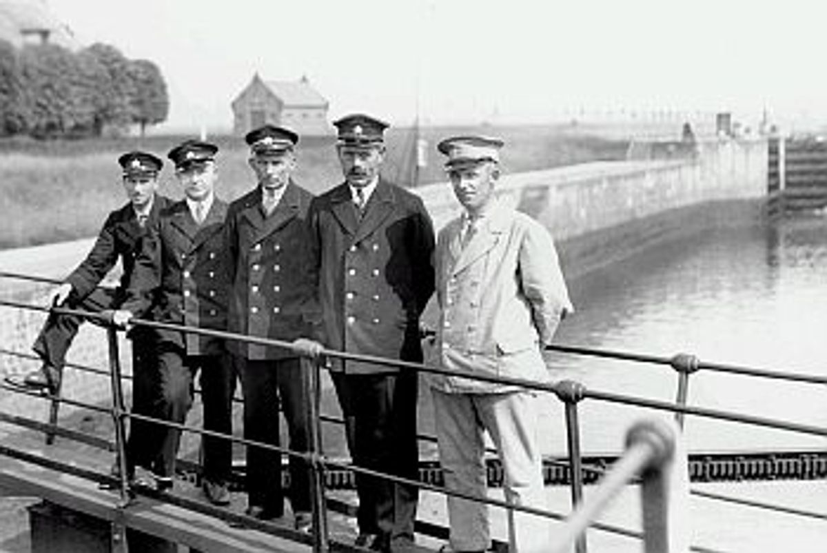 Sluispersoneel 1930 (bron: Erfgoed 's-Hertogenbosch)