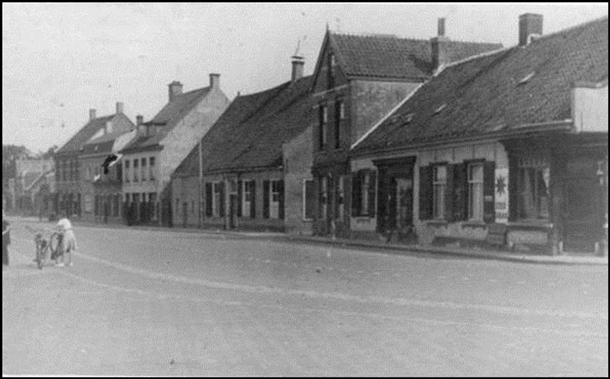 Drogisterij Goossens 1930 het witte pand 2de van links (ansichtkaart)