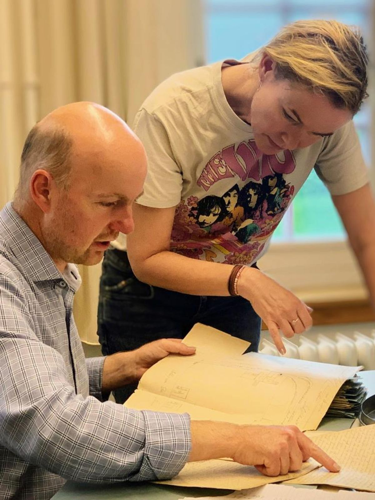 Podcastmakers Marilou Nillesen en Christian van der Ven tijdens hun onderzoek (foto BHIC)