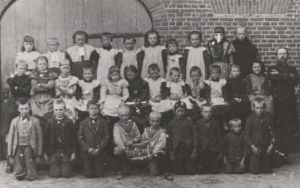 Oeffelt, de leerlingen met meester Jansen in 1899