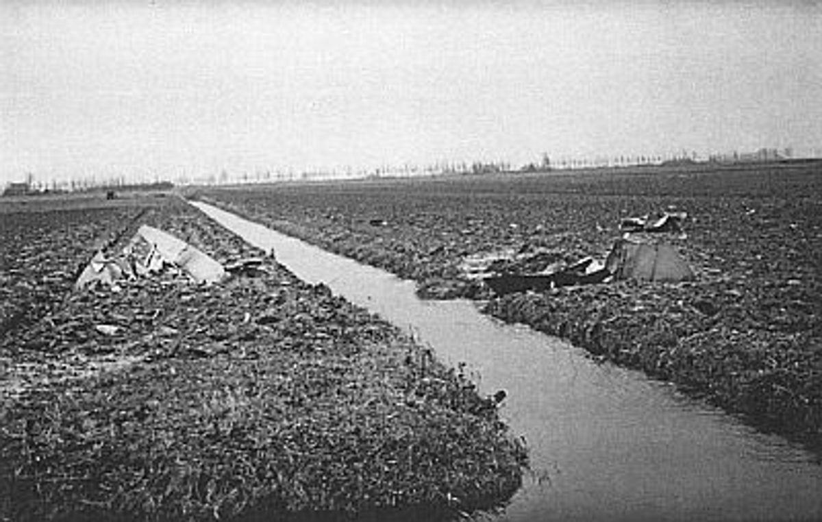 Standdaarbuiten, 1944: wrak van Sundes Spifire