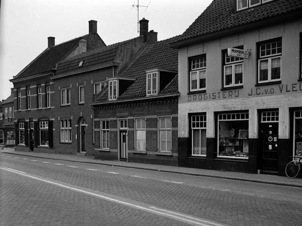 Drogisterij Van der Vleuten 1960 rechts (foto: C. Lohmann, Stadsarchief Breda nr. CLO230707)