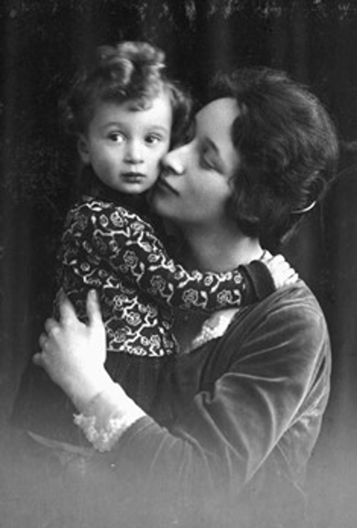 Betty de Lieme-Polak met dochter Nanny, in 1937 geportretteerd voor de verjaardag van haar man, Herman Isidor de Lieme, oppervoorzanger in de Bossche synagoge. Beide ouders werden vermoord in Auschwitz (foto: Joods Cultureel Kwartier, Amsterdam).