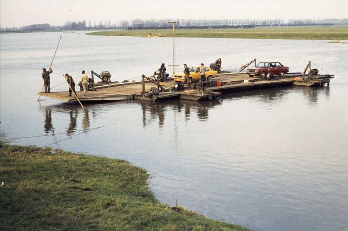 Hoogwater bij Keent. Een pontonveer van Defensie onderhoudt de verbinding met het dorp, 1980 (Bron: BHIC, collectie Ton Cruijsen nr. 1903-000891)