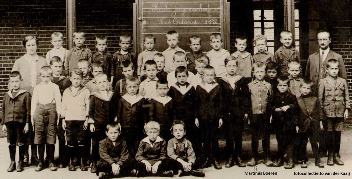 Klassenfoto, 1926. De pijl wijst Martinus Boeren aan (bron: Collectie Jo van der Kaaij)