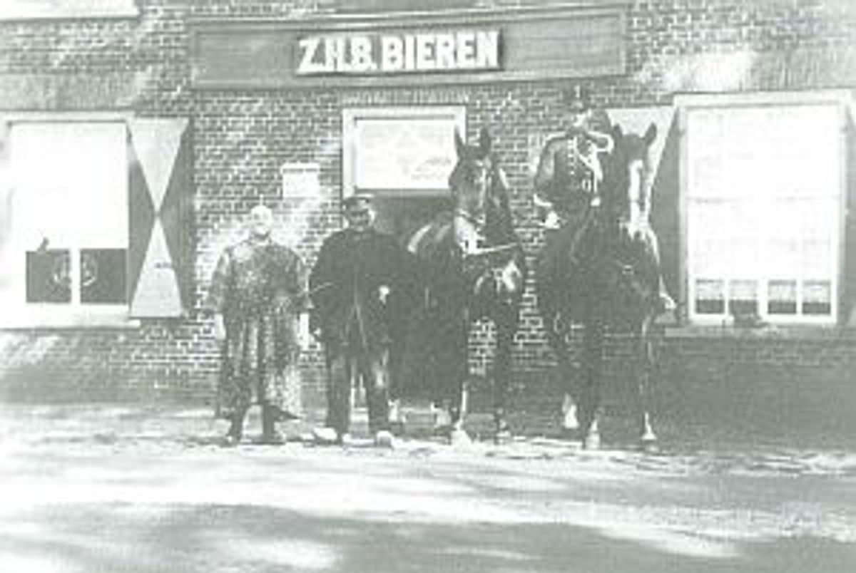 Hasje Wijnen met vrouw en zoon (cavalerist), 1930 (Foto: Collectie Tonnie van Bakel, Heesch)