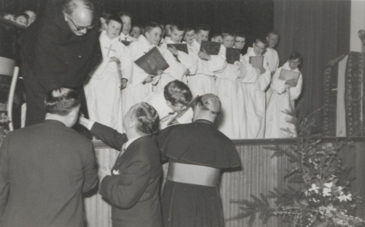 Tivolikoor met pater Smulders vermoedelijk in Schijndel, tijdens een bezoek van mgr. Bekkers (BHIC, collectie Jansen de Wit nr. 1906-001500)
