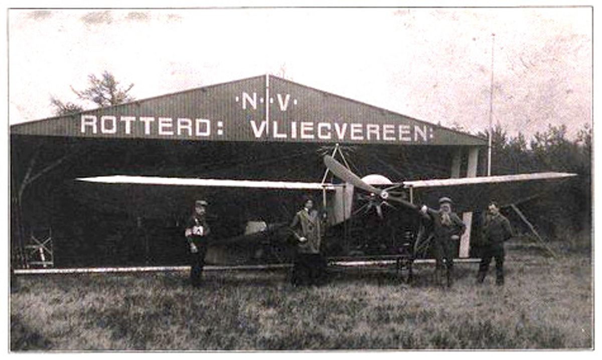 Jan van Bussel en de Blériot bij de tent-hangar (West-Brabants Archief, foto RVEL008)