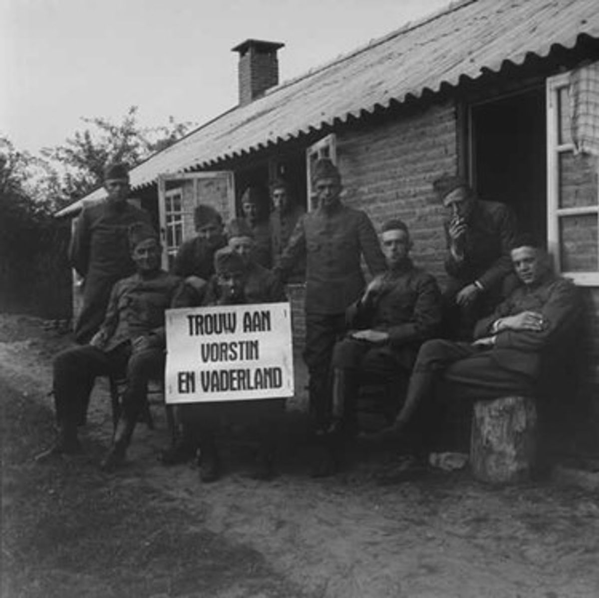 Groepsfoto van elf geüniformeerde soldaten buiten de blokhut. (Foto: Johan Prinsen, Collectie familie Prinsen, 1939 Alle rechten voorbehouden)
