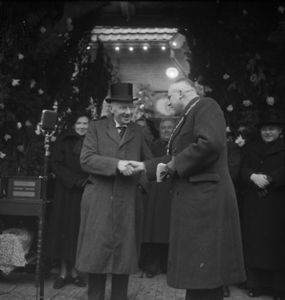 Dr. Baptist, ook wel de Kwartjesdokter of de Wonderdokter genoemd vanwege zijn goede zorg voor zijn patienten, 1951 (Het Zuiden, BHIC)