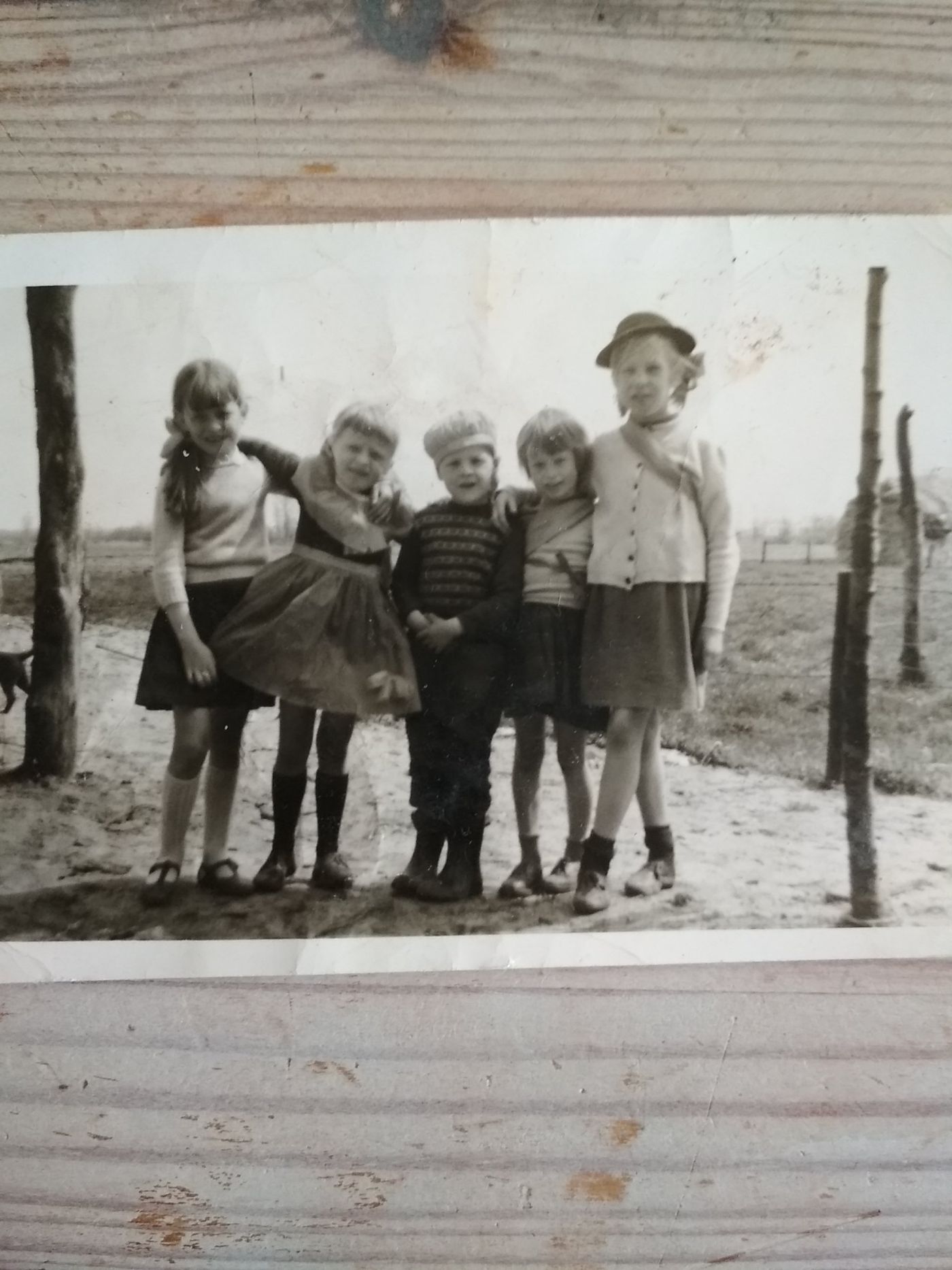 Rechts naar links. Leny van der Linden,Maria van der Linden,Henk Rutten, Marianne Rutten en Jeanne Claassen.foto genomen bij Jan Rutten Voortsestraat 11 in St Hubert.