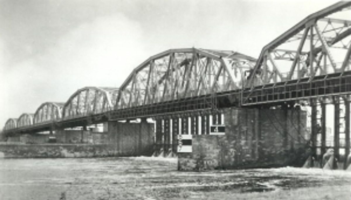 De Maasbrug met de stuw bij Grave