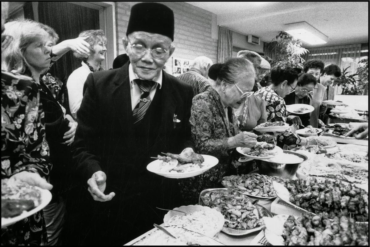 Feest ter gelegenheid van 5-jarig bestaan Bejaardenoord Nieuw Beekvliet, 1993. Fotoarchief: Woon en Zorg Centrum Nieuw Beekvliet