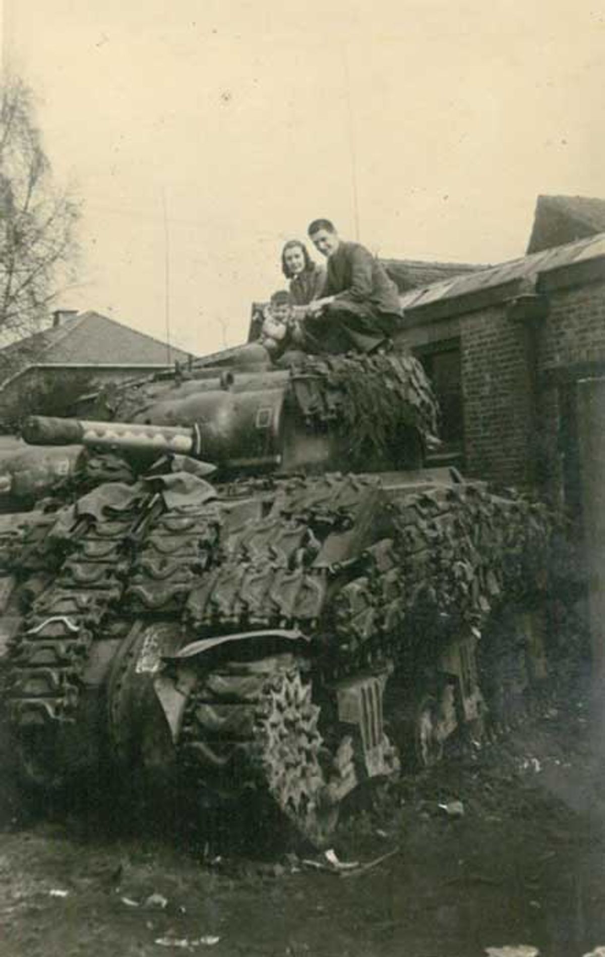 Gezin Bierens op een tank bij de werkplaats. Duidelijk is de opgelaste extra bepantsering te zien.