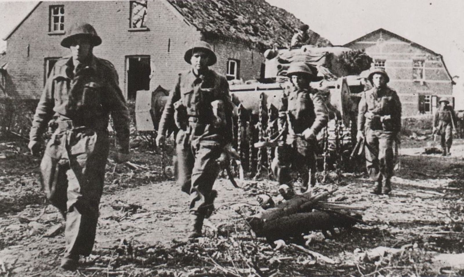 Het dorp werd door de Duitsers afgeschermd met uitgestrekte mijnenvelden, welke de oprukkende Engelse Infanterie veel moeilijkheden gaven. Bij de 3e Britse Infanterie Divisie, welke tenslotte Overloon wist te bevrijden, was een afdeling Royal Engineers met flailtanks ingedeeld, welke tot taak hadden een weg door de mijnenvelden te maken voor de infanterie. Een afdeling flailtanks is naar voren geroepen naar de Venrayseweg.
