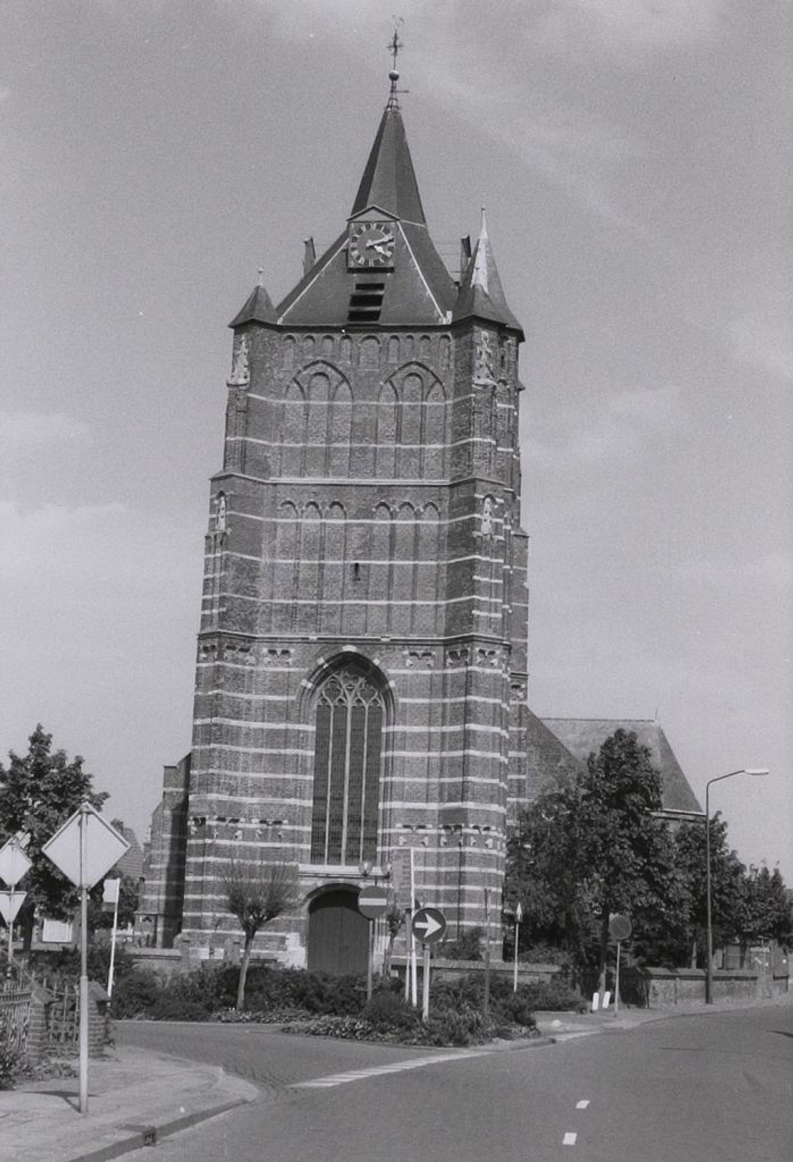 R.K. Kerk. Gebouwd tussen 1400 en 1600. Verbouwing 1956.