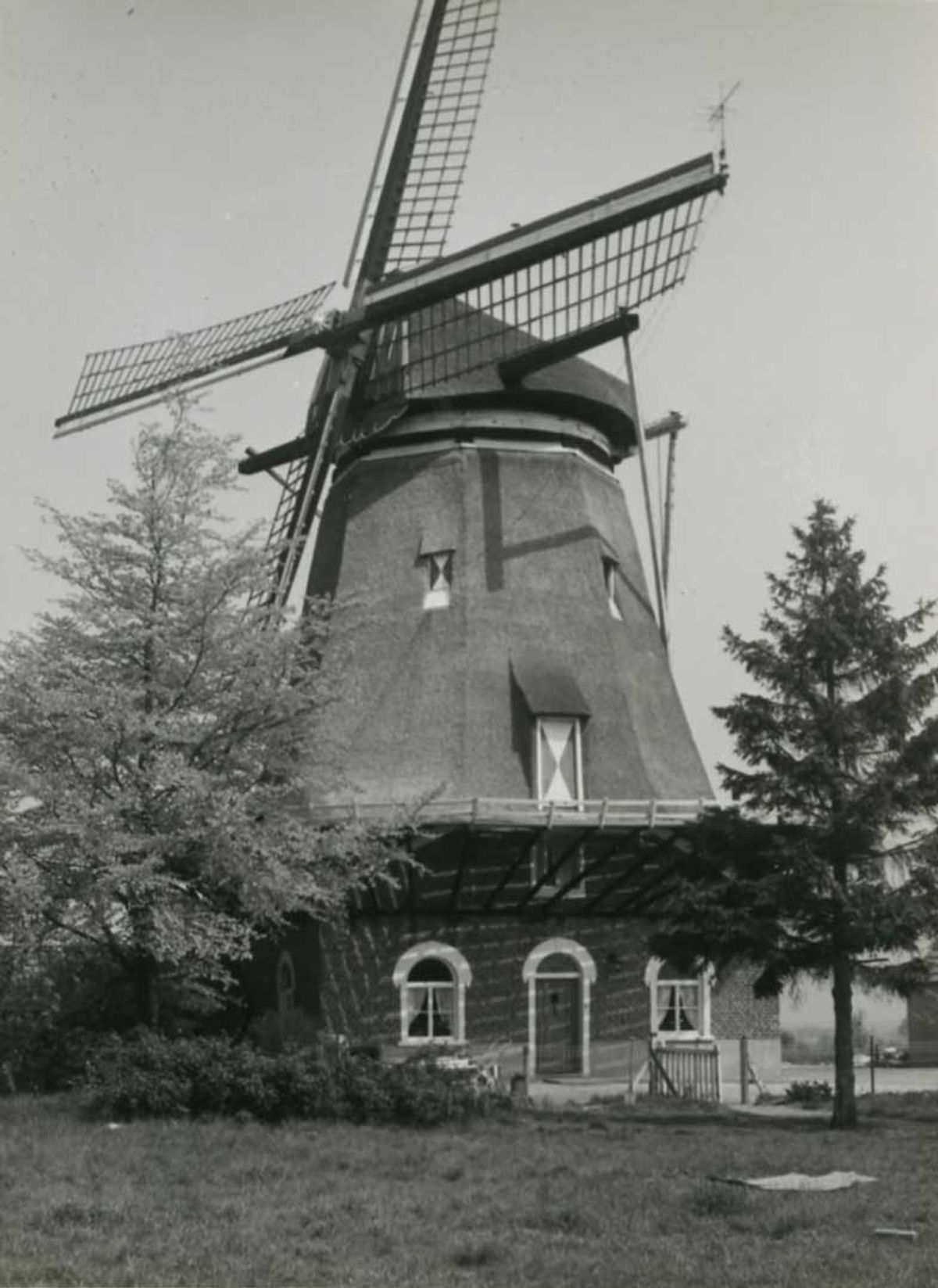 De molen van Linden (Foto: C.J.A. van Helvoort. Bron: BHIC, fotonummer 1572-08-016)