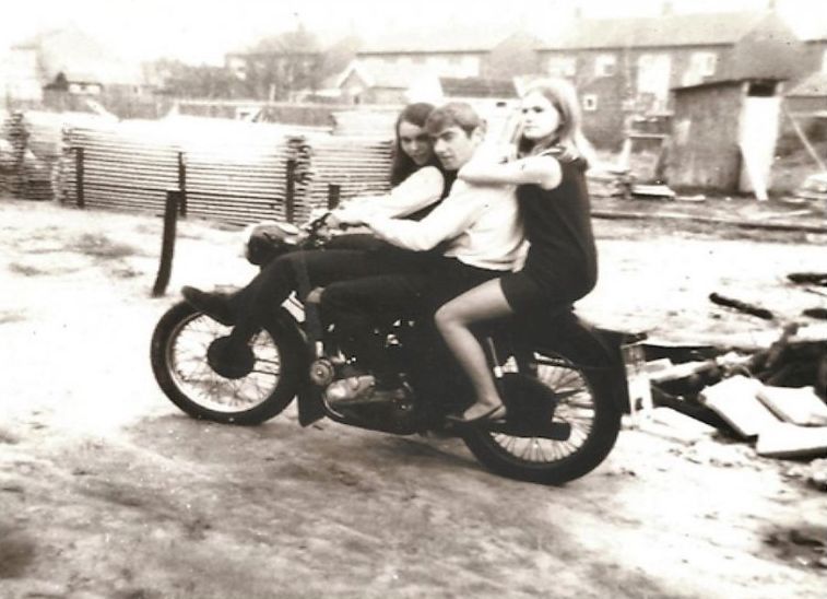Anton van Grunsven met de meisjes op de BSA, 1969