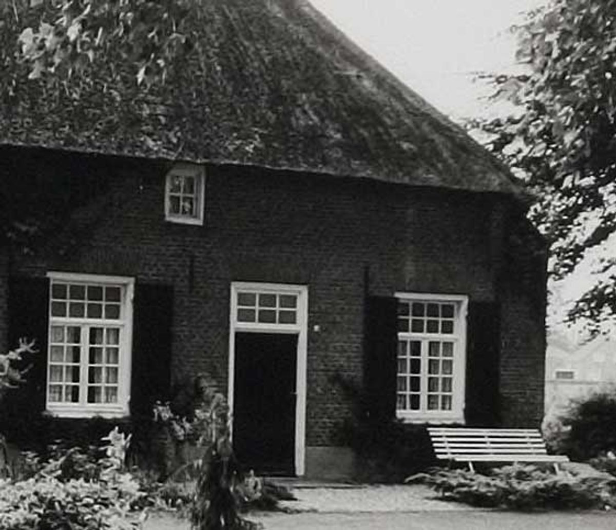 Het aangepaste bovenlicht (detail van een foto van Wies van Leeuwen / Provincie Noord-Brabant, 1981. Bron: BHIC, fotonummer PNB001061230)