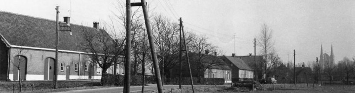 De boerderij van de familie Coenen in buurtschap Moleneind. De elektriciteitsleiding loopt nog bovengronds.