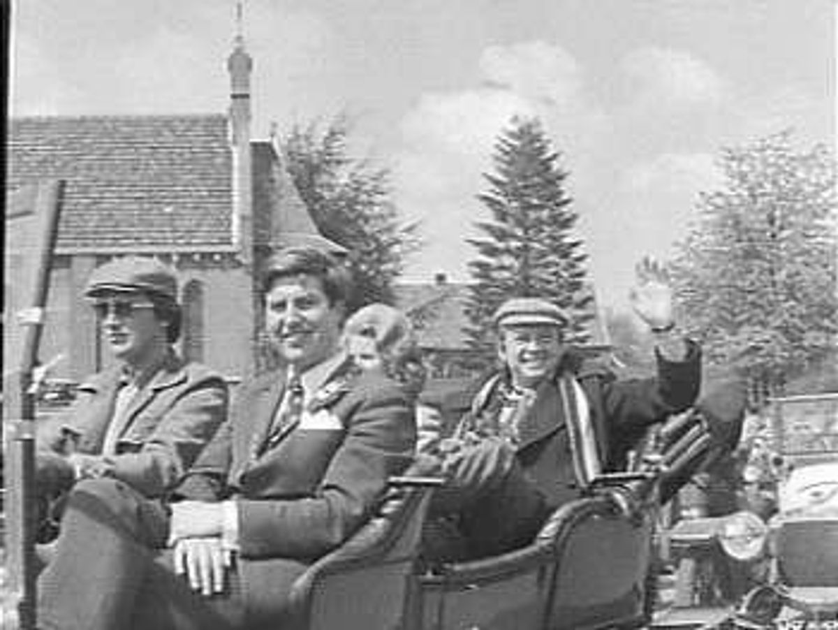 Rijtour door Haaren tijdens Toondag. Toon hermans en burgemeester Burgers (Foto: Nationaal Archief)