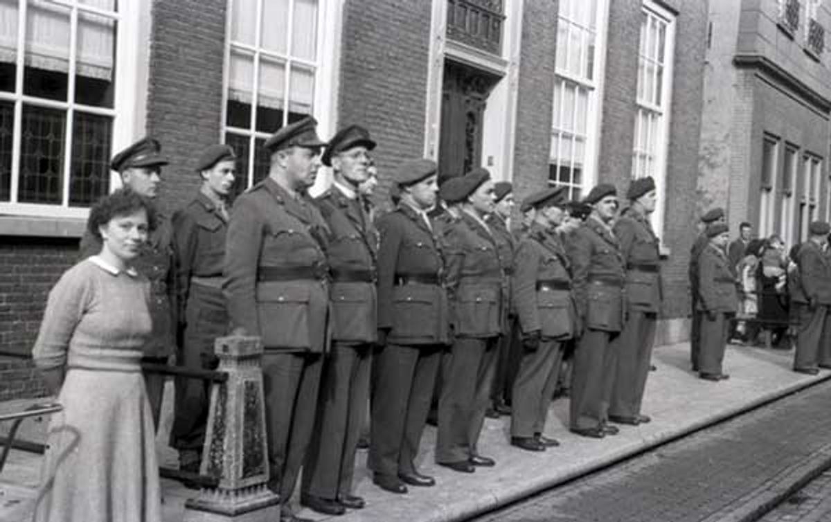 Parade Aan- en Afvoertroepen